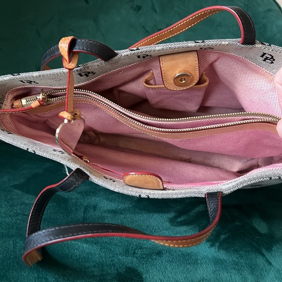 Dooney & Bourke signature and hearts tote bag - Picture 4 of 6